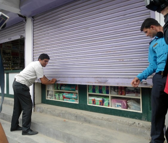 धापासीमै रहेको ‘सुभजीत फार्मेसीले’ लागु औषधिको रुपमा प्रयोग गरिने औषधिलाई डाक्टरको अनुमतिविना बिक्री गरेको पाएपछि फार्मेसी शिलबन्दी गरिँदै ।