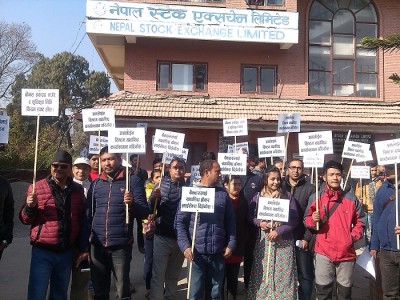 नेप्सेमा पोखियो लगानीकर्ताको आक्रोश, भोलि धितोपत्र बोर्ड घेर्ने(फोटो फिचर पनि)