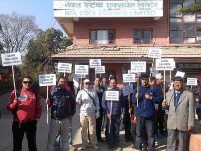 नेप्सेमा पोखियो लगानीकर्ताको आक्रोश, भोलि धितोपत्र बोर्ड घेर्ने(फोटो फिचर पनि)