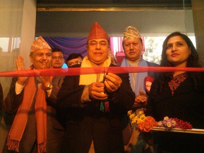एनसीसी बैंकको संयुक्त कारोबारको रिबन काटेर उद्घाटन गर्दै गभर्नर डा. चिरञ्जिवी नेपाल । 