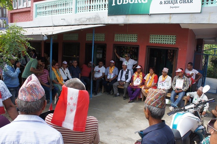 रेणु दाहालबिना नै भरतपुरस्थित जगतपुरमा कांग्रेसले संचालन गरेको घरदैलो कार्यक्रम । 