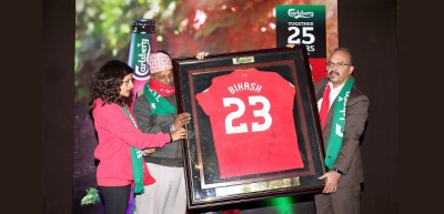1515997280DMD-Mr.Surendra-Silwal-handing-over-the-Liverpool-all-playr-signed-jersey-to-Bikashs-family.jpg