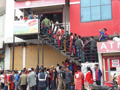 माथिल्लो तामाकोशीको आइपीओ भर्न काठमाण्डौको पेप्सीकोलास्थित सनराइज बैंकको शाखामा देखिएको भीड । 