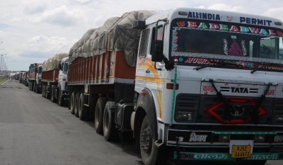 नेपाल स्वतन्त्र सवारी चालक संघर्ष समितिले मंगलबारदेखि गरेको बन्दको कारण भारतबाट आएका मालबाहक ट्रक वीरगंजको अलौँस्थीत आईसिपि भन्सार रोकिँदै । 