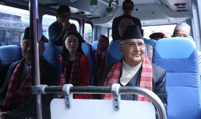 काठमाण्डौमा साझाका विद्युतीय बस, पहिलो यात्रु प्रधानमन्त्री
