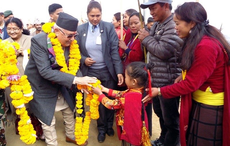 पाँचथरको मिक्लाजुङ गाउँपालिका–४ रबी बजारमा शुक्रबार प्रधानमन्त्री केपी शर्मा ओलीलाई स्वागत गर्दै बालिका । 