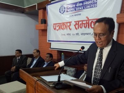 ३२ प्रतिशतसम्म लाभांश दिन सकिन्छ भन्दै नेपाल बैंकले २०७५ जेठ २७ गते आइतबार आयोजना गरेको पत्रकार सम्मेलन ।