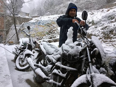 १२ वर्षपछि उपत्यकामा हिमपात, रमाए शहरबासी(फोटो फिचरसहित)