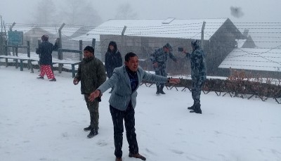 १२ वर्षपछि उपत्यकामा हिमपात, रमाए शहरबासी(फोटो फिचरसहित)