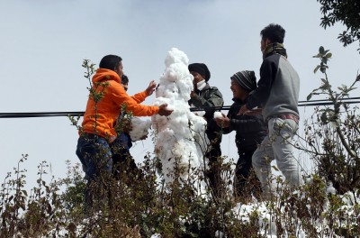 १२ वर्षपछि उपत्यकामा हिमपात, रमाए शहरबासी(फोटो फिचरसहित)