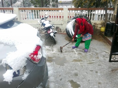 १२ वर्षपछि उपत्यकामा हिमपात, रमाए शहरबासी(फोटो फिचरसहित)