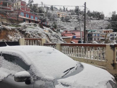 १२ वर्षपछि उपत्यकामा हिमपात, रमाए शहरबासी(फोटो फिचरसहित)