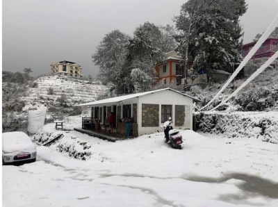 १२ वर्षपछि उपत्यकामा हिमपात, रमाए शहरबासी(फोटो फिचरसहित)