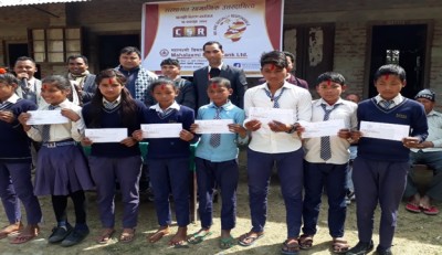 महालक्ष्मी विकास बैंकद्वारा छात्रवृति र स्वस्थकर खाना अभियानमा सहयोग