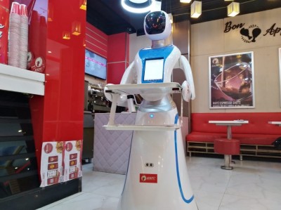 रोबोटले सेवा दिने रेष्टुरेन्टमा ग्राहकको भीड, संचालक मालामाल