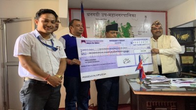 माछापुच्छ्रे बैंकद्वारा धनगढीका हावाहुरीपीडितलाई १.५१ लाख सहयोग