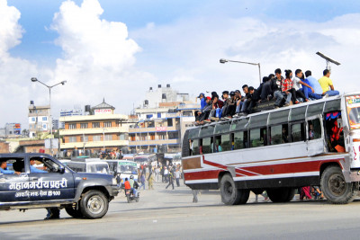 काठमाण्डौ छाड्नेको लर्को, चार दिनमा झण्डै ५ लाख बाहिरिए