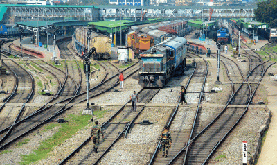 भारतमा रेलवे लिकमा आराम गरिरहेका १६ मजदुरको रेलले किचेर मृत्यु