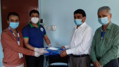 बैंक अफ काठमाण्डूद्वारा वीर अस्पताललाई २०० थान पीपीई सहयोग