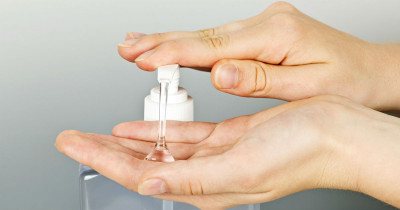 स्यानिटाइजरको अत्याधिक प्रयोग स्वास्थ्यका लागि घातक, सकभर साबुन–पानीले नै हात धोऔँ