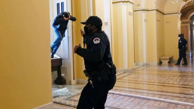 अमेरिकी संसद भवनमा ट्रम्प समर्थकको बितण्डा(फोटो फिचर)