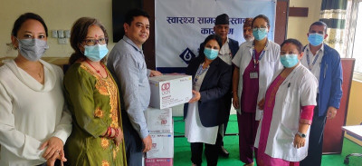 बैंक अफ काठमाण्डूद्वारा भक्तपुर अस्पताललाई स्वास्थ्य साम्रगी हस्तान्तरण