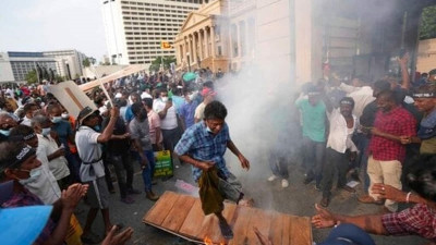 आन्दोलन हिंसात्मक बनेपछि श्रीलंकामा कर्फ्यु, जनताले मागे राष्ट्रपतिको राजीनामा