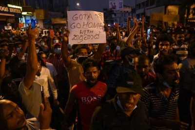 श्रीलंकाको हालत ‘आउट अफ कन्ट्रोल’, आपतकालबीच दिए सबै मन्त्रीले राजीनामा