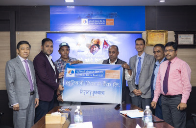 लुम्बिनी विकास बैंकको लोगो अंकित झन्डा हस्तान्तरण