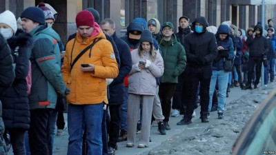 युक्रेनसँग लडिरहेको रुस आर्थिक मोर्चामा कति बलियो ? किन देश छाड्दैछन् जनता ?