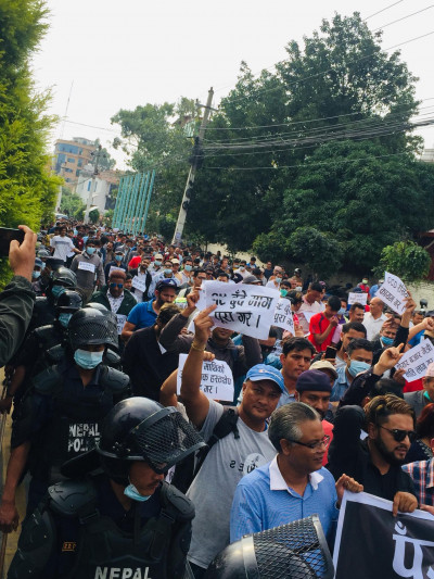 आन्दोलनमा उर्लिए लगानीकर्ता, भन्छन्–‘नीतिगत भ्रष्टाचार अन्त्य गर’ (फोटो फिचरसहित)