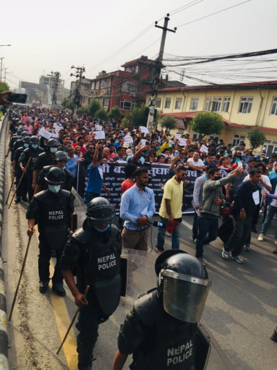 आन्दोलनमा उर्लिए लगानीकर्ता, भन्छन्–‘नीतिगत भ्रष्टाचार अन्त्य गर’ (फोटो फिचरसहित)