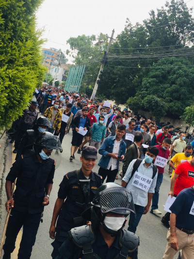 आन्दोलनमा उर्लिए लगानीकर्ता, भन्छन्–‘नीतिगत भ्रष्टाचार अन्त्य गर’ (फोटो फिचरसहित)