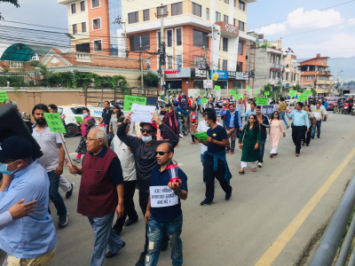 सातदोबाटोमा लालटिन बालेर लगानीकर्ताको प्रदर्शन, अर्थमन्त्री र गभर्नरविरुद्ध नाराबाजी