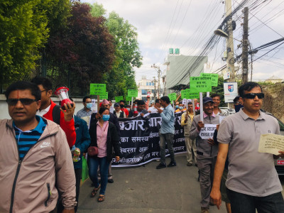 सातदोबाटोमा लालटिन बालेर लगानीकर्ताको प्रदर्शन, अर्थमन्त्री र गभर्नरविरुद्ध नाराबाजी