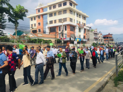 सातदोबाटोमा लालटिन बालेर लगानीकर्ताको प्रदर्शन, अर्थमन्त्री र गभर्नरविरुद्ध नाराबाजी