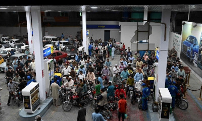पाकिस्तान टाट पल्टिँदैः पेट्रोलको मूल्य एकैदिन २२ रुपैयाँ बढ्यो, कर थोपरेर आइएमएफलाई खुशी पार्ने प्रयास 