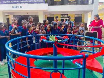 लुम्बिनी विकास बैंकद्वारा विद्यालयहरुमा विद्यार्थीका लागि पोसाक, खेलकुदको सामग्रीका साथै कलर प्रिन्टर हस्तान्तरण